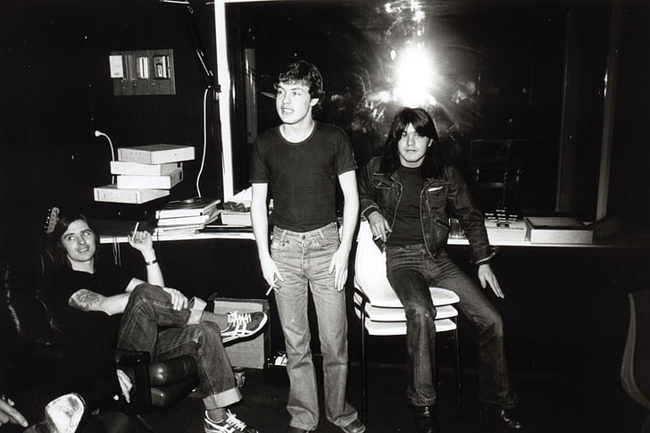 chemise noire à col rond pour homme, AC / DC, Angus Young, monochrome, rock & roll, hommes, vintage, groupes de rock, Fond d'écran HD
