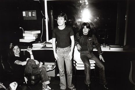 chemise noire à col rond pour homme, AC / DC, Angus Young, monochrome, rock & roll, hommes, vintage, groupes de rock, Fond d'écran HD HD wallpaper