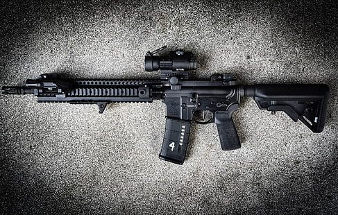 ปืนไรเฟิลจู่โจมสีดำพร้อมขอบเขตยุทธวิธีอาวุธพื้นหลังปืนไรเฟิลจู่โจม AR-15, วอลล์เปเปอร์ HD HD wallpaper