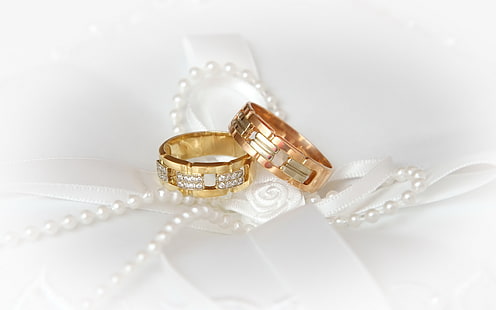 deux bagues dorées, blanc, perles, bagues de fiançailles, mariage, Fond d'écran HD HD wallpaper