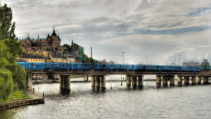 edificio de hormigón azul y blanco, arquitectura, Estocolmo, Suecia, tren, metro, HDR, puente, paisaje urbano, río, árboles, nubes, edificio antiguo, Fondo de pantalla HD