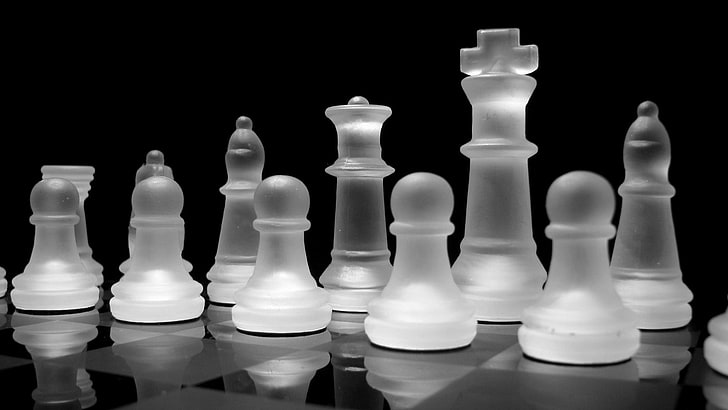 white glass chess piece set, chess, board games, monochrome, digital art, 3D, reflection, checkered, black, white, glass, glowing, black background, HD wallpaper
