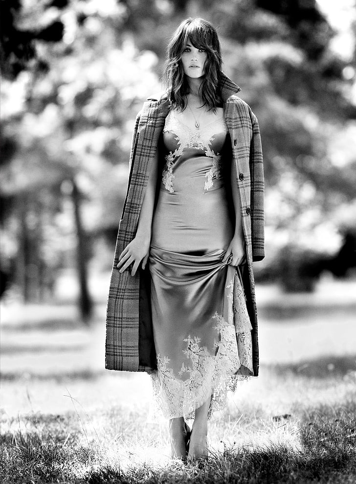 полутоновая фотография женщины в платье, женщины, Джемма Артертон, платье, монохромный, женщины на улице, актриса, стоя, HD обои, телефон обои