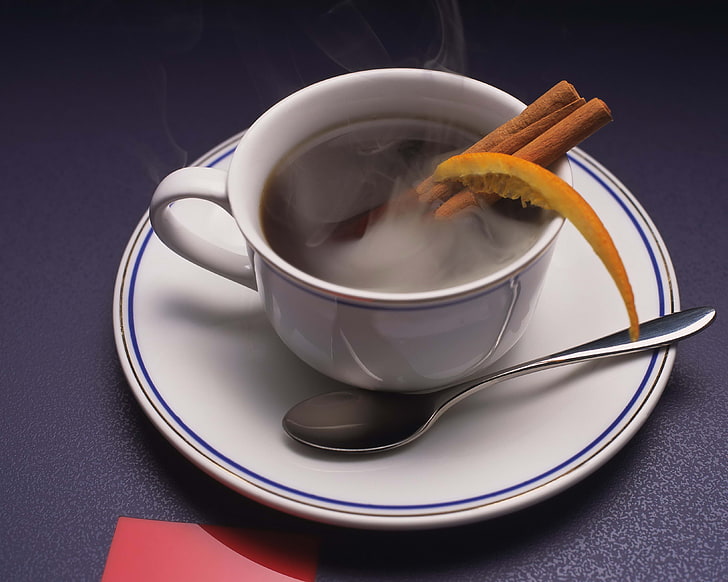 белая керамическая чашка с блюдцем и чайной ложкой, кофе, корицей, кожурой, HD обои