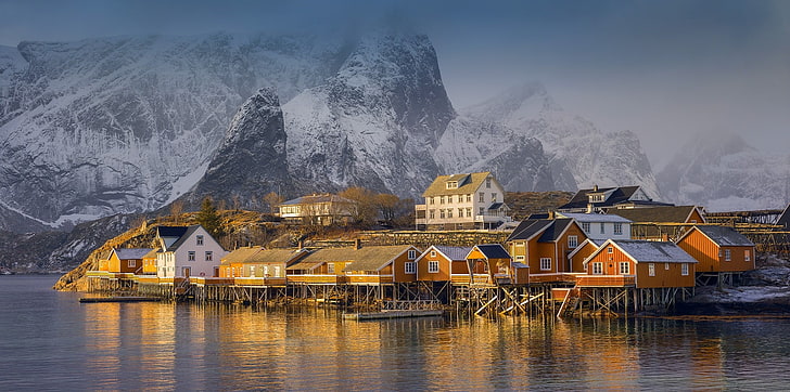 photo aérienne du quai des bateaux, nature, paysage, village, montagnes, mer, fjord, pic enneigé, brume, Norvège, coucher de soleil, Fond d'écran HD