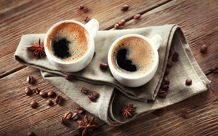 Две чаши кафе, зърна, две бели керамични халби, пълни с черни вещества, две, чаши, кафе, боб, HD тапет