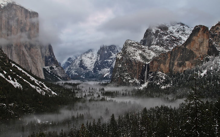 Carta da parati montagna innevata, natura, montagne, foresta, nebbia, paesaggio, Parco nazionale Yosemite, Sfondo HD