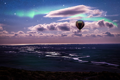 балон с летящ въздух, летящ над водното тяло през нощта, Cuando, los sueños, se, водно тяло, през нощта, Photoshop, Исландия, остров, Рио, река, полярно сияние, северна светлина, глобо, балон, балон с горещ въздух, небе, летене, природа, приключение, пейзаж, син, пътуване, живопис, на открито, море, залез, въздух, облак - небе, лято, HD тапет HD wallpaper