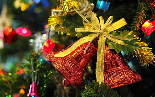 Christmas jingle bells-Merry Christmas 2017 HD Wal .., dwa czerwone dzwonki świąteczne dekoracje, Tapety HD HD wallpaper