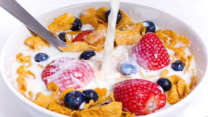 cereal and strawberries dish, flakes, berry, strawberry, bilberry, breakfast, milk, HD wallpaper