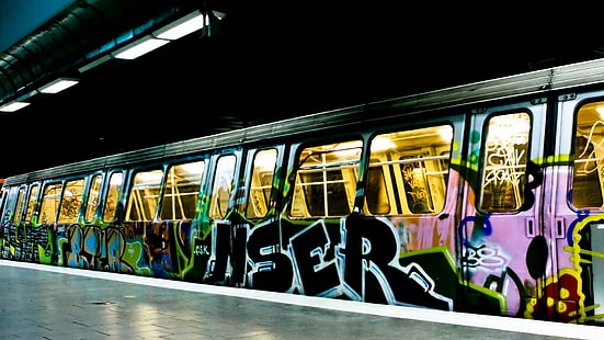 Metropolitana urbana, luci, graffiti, metropolitana, piattaforma, treno, automobili, Sfondo HD HD wallpaper