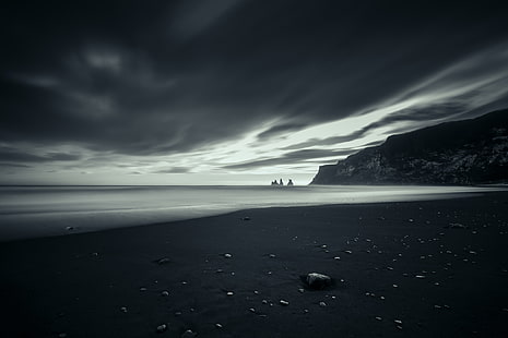 берег моря, темно, природа, небо, пляж, песок, камни, HD обои HD wallpaper