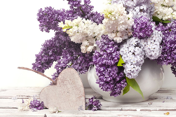 centro de flores de color lila púrpura y blanco, corazón, florero, lila, Fondo de pantalla HD