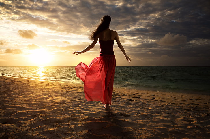 kvinnors röda och svarta klänning, kvinna som går längs stranden, strand, hav, röd klänning, sol, brunett, blåsig, sand, moln, natur, tillbaka, HD tapet