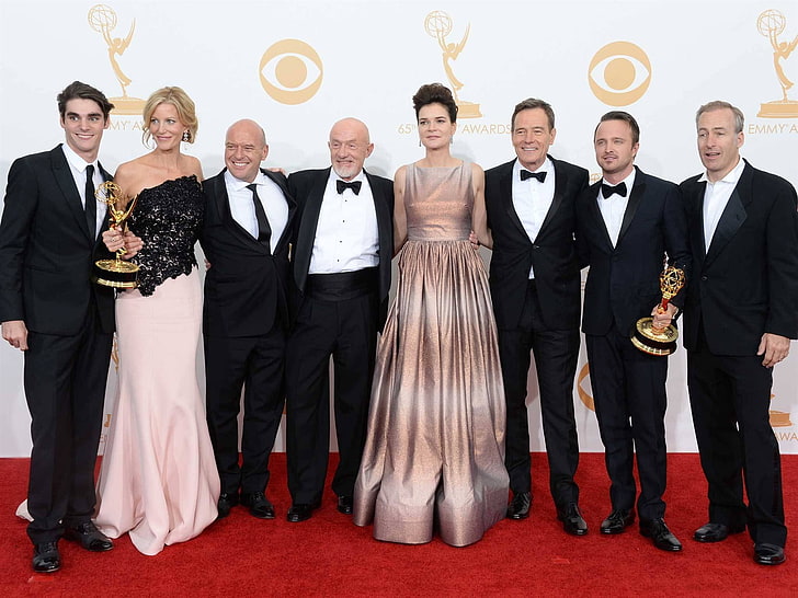 2013 65º Emmy Awards HD wallpaper 04, terno preto masculino e vestido longo tanque bege feminino, HD papel de parede