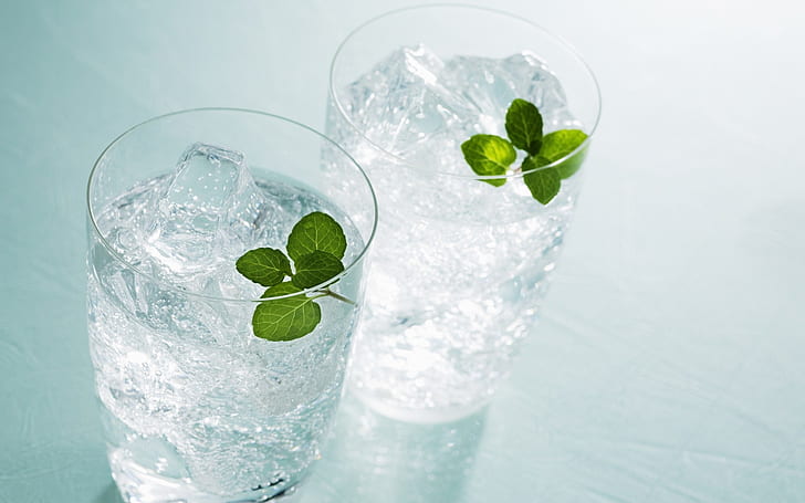 Bicchiere di acqua gassata, due bicchieri trasparenti con liquido bianco e ghiaccio, acqua, Sfondo HD