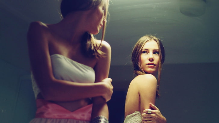 mujer en blanco crop-top frente a espejo de panel completo, mujer, espejo, reflejo, hombros descubiertos, modelo, cara, Fondo de pantalla HD