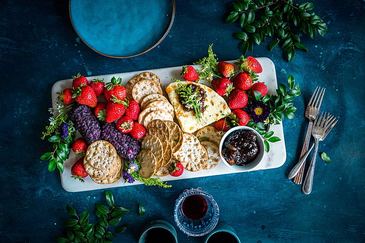 الجبن والنبيذ والتوت والأزرق والغذاء والفواكه والبسكويت والفراولة، خلفية HD