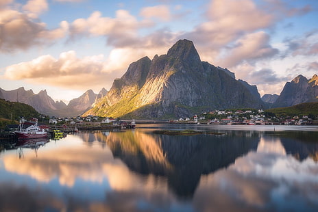 ボートと家と背の高い山のデジタル壁紙、自然、写真、風景、日没、山、夏、町、フィヨルド、日光、ロフォーテン諸島、ノルウェーの近くの穏やかな湖、 HDデスクトップの壁紙 HD wallpaper