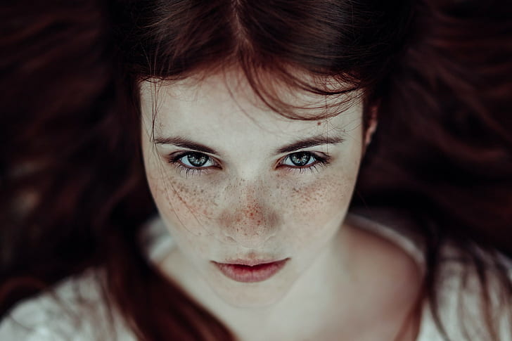Frauen, Rotschopf, Sommersprossen, Gesicht, blaue Augen, langes Haar, Blick auf Betrachter, HD-Hintergrundbild