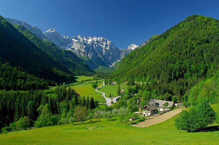 Frühling, alpines Tal, Berge, Felder, Landschaft, grüne Bäume, Frühling, alpines Tal, Berge, Felder, Landschaft, HD-Hintergrundbild
