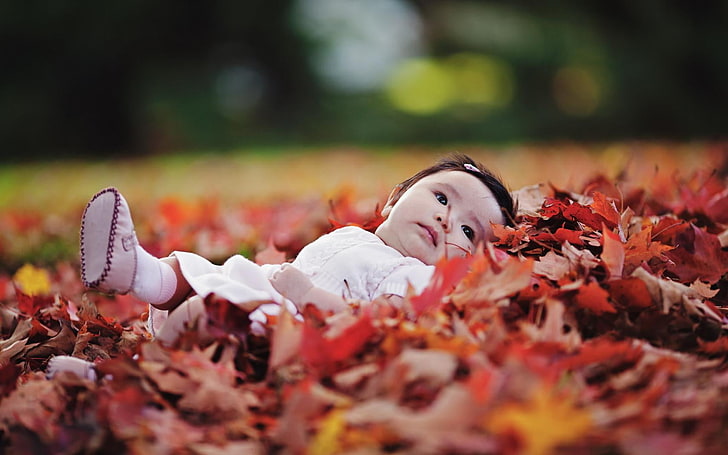 Petite fille dormant sur les feuilles, robe blanche de bébé et chaussures blanches, bébé, mignon, fille, feuilles, automne, forêt, dormir, Fond d'écran HD