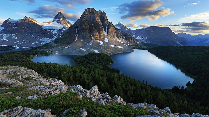 photo de montagne pendant la journée, forêt, montagnes, neige, eau, nuages, vert, bleu, matin, été, Colombie-Britannique, nature, paysage, lac, ciel, Fond d'écran HD