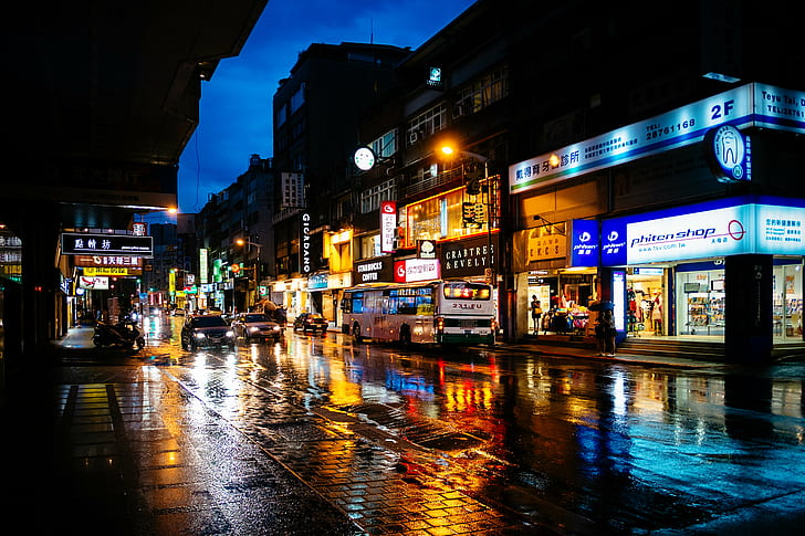 автомобили на път между сградите през нощта, Заседнали, в дъжда, коли, на пътя, между тях, сгради, близо, време, Fuji, Fujifilm, Fujinon, X-E1, нощ, улица, градска сцена, нощен живот, хора , осветена, градски живот, неонова светлина, HD тапет