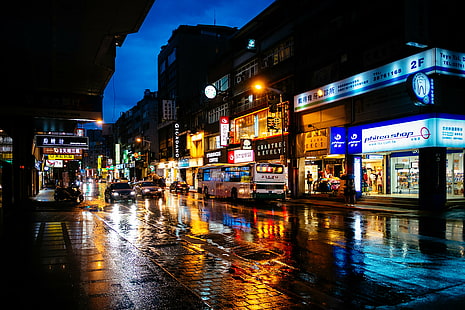 bilar på väg mellan byggnader under natten, fastnat, i regnet, bilar, på väg, mellan byggnader, nära, tid, Fuji, Fujifilm, Fujinon, X-E1, natt, gata, urban scen, nattliv, människor , upplyst, stadsliv, neonljus, HD tapet HD wallpaper
