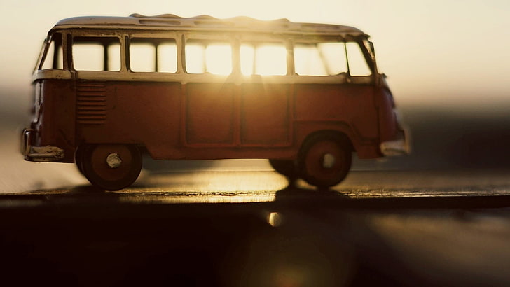 minibús rojo, rojo y blanco Volkswagen T1, primer plano, borroso, inclinación, luz solar, furgonetas, juguetes, Fondo de pantalla HD