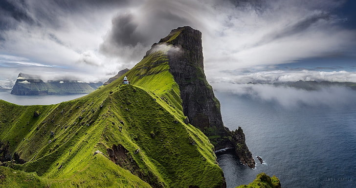 зеленая горная скала возле водоема, природа, фотография, пейзаж, маяк, скалы, море, облака, трава, Фарерские острова, HD обои