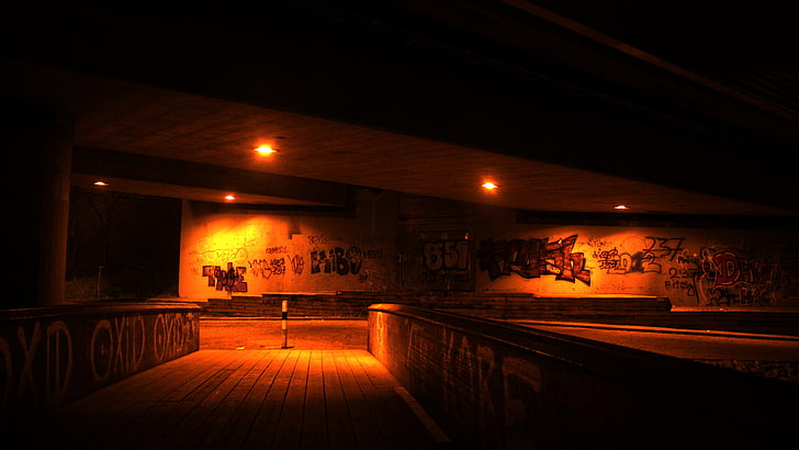 trotoar beton abu-abu, malam, perkotaan, grafiti, jalan, kota, lampu, gelap, Wallpaper HD