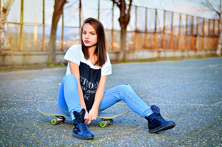 jeans azul feminino, menina, skate, modelo, moda, retrato, bulgária, tiro, skate, HD papel de parede