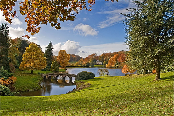 green trees and grasses, autumn, trees, bridge, lake, Park, England, Wiltshire, Stourhead Garden, HD wallpaper