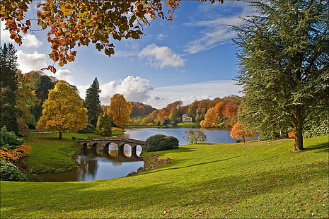 ต้นไม้และหญ้าสีเขียว, ฤดูใบไม้ร่วง, ต้นไม้, สะพาน, ทะเลสาบ, สวนสาธารณะ, อังกฤษ, วิลต์เชียร์, สวน Stourhead, วอลล์เปเปอร์ HD HD wallpaper