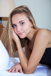 Ekaterina Skaredina, Katya Clover, pornstar, morena, deitada de bruços, cama, visor de retrato, mulheres, olhos azuis, HD papel de parede HD wallpaper