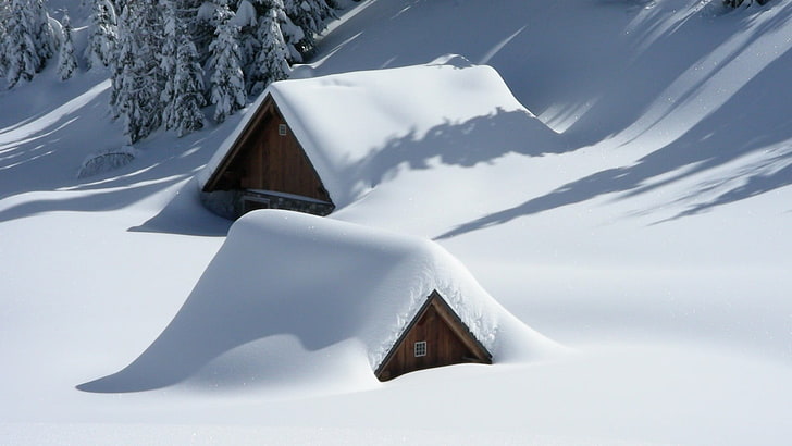 schneebedeckte Häuser unter sonnigem Himmel, Natur, Landschaft, Architektur, Haus, Winter, Schnee, Bäume, Schatten, Hügel, Kiefern, HD-Hintergrundbild