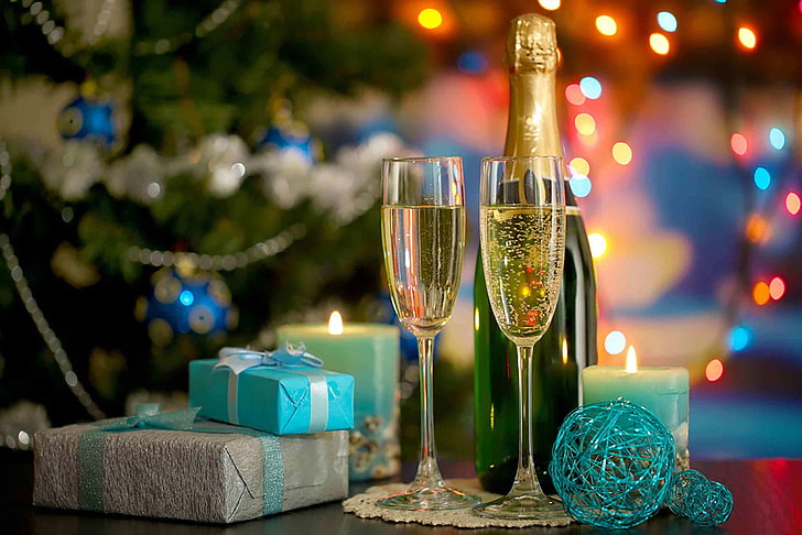 зеленая бутылка шампанского и два стакана, зима, украшения, огни, праздник, елка, свечи, Рождество, чашка, подарки, шампанское, с новым годом, шарики, с Рождеством, бокалы, елка, украшения, HD обои