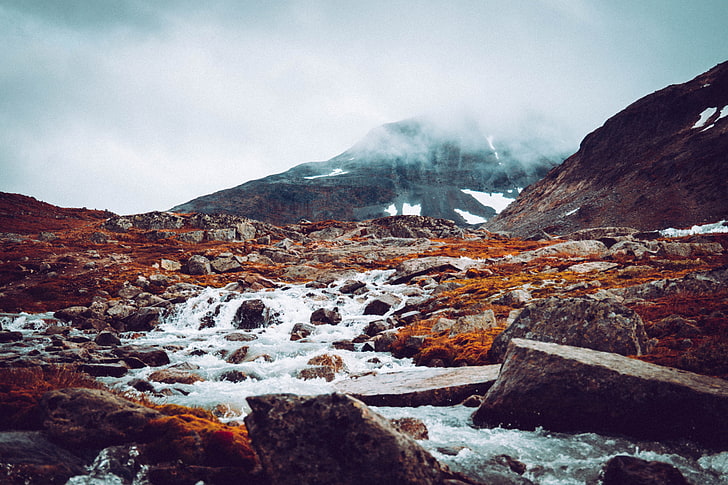 коричневые скалистые горы и река, пейзаж, река, Норвегия, горы, туман, скалы, осень, HD обои
