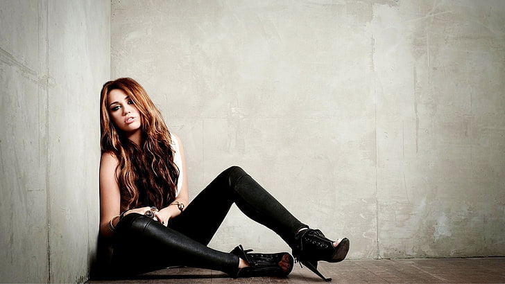 Miley Cyrus, Frauen, auf dem Boden, Wand, sitzend, langes Haar, Berühmtheit, HD-Hintergrundbild