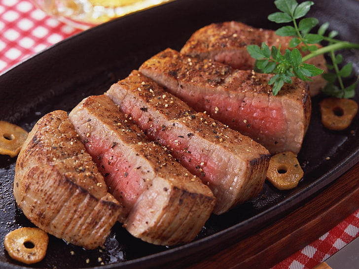 viande moyennement rare sur une assiette grésillante, viande, pieu, coupes, profrying, poivre, épices, Fond d'écran HD