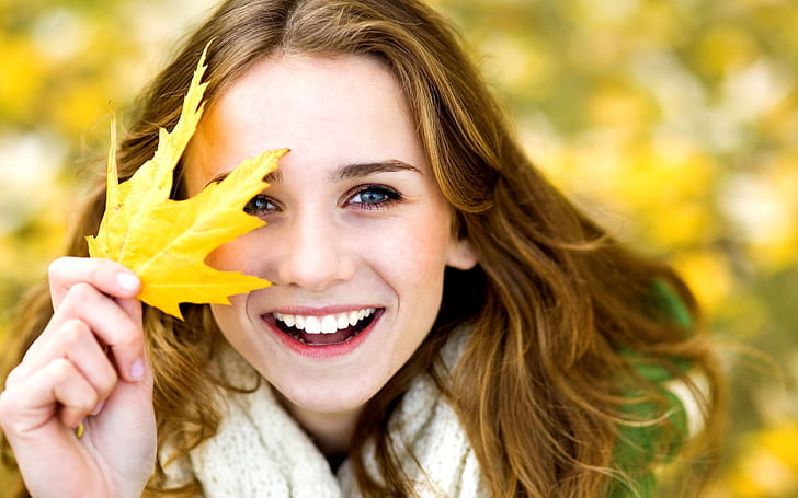 秋、笑顔の女の子、喜び、葉、秋、笑顔、女の子、喜び、葉、 HDデスクトップの壁紙