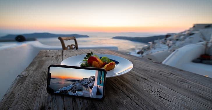 Miasto, fotografia, krajobraz, zdjęcie, zachód słońca, fotograf, jedzenie, domy, owoc, stół, Santorini, Grecja, brzoskwinie, Smartphone, Vavaca, powierzchnia drewniana, Tapety HD