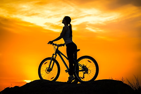 canotta bianca da donna e mountain bike nera, cielo, ragazza, tramonto, bici, sport, silhouette, crepuscolo, montagna, Sfondo HD HD wallpaper