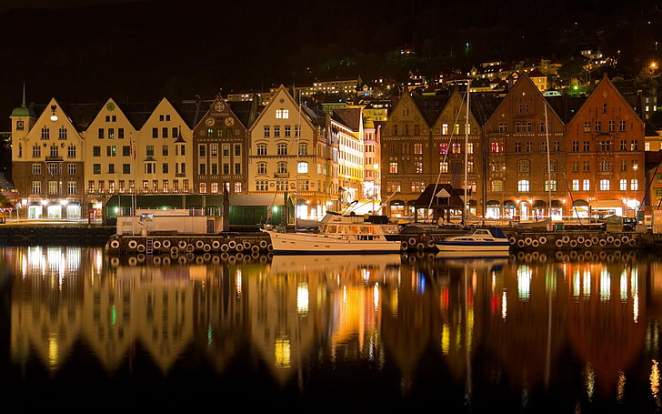 weißes Motorboot, Stadt, Abend, Häuser, Gebäude, Wasser, HD-Hintergrundbild