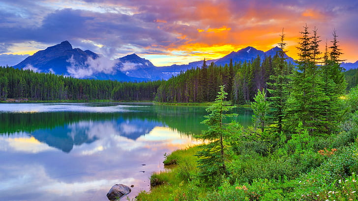 Herbert Lake, Parc national Banff, Alberta, Herbert Lake, Parc national Banff, Alberta, Canada, ciel, nuages, Coucher de soleil, montagnes, Lac, arbres, Fond d'écran HD