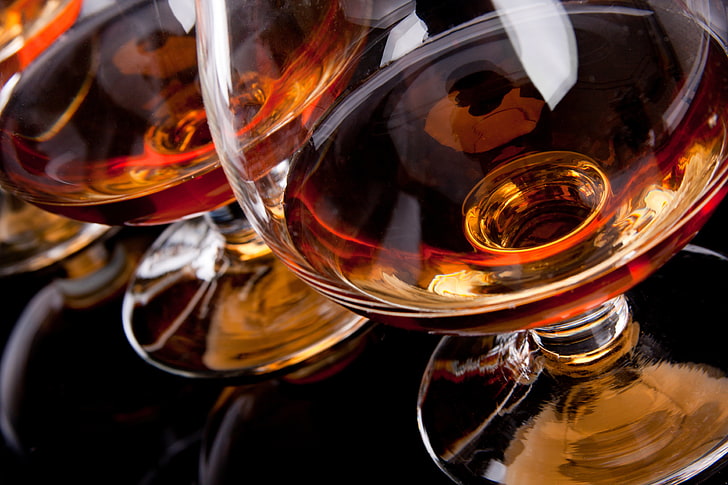gelas anggur bening, refleksi, kacamata, latar belakang hitam, cognac, Wallpaper HD