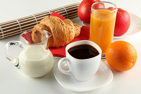 tazza in ceramica bianca, piattino in ceramica bianca, brocca trasparente, frutta arancione e succo d'arancia, colazione, caffè, latte, arancia, succo di frutta, cornetto, mela, tazza, bianco, piattino, brocca, Sfondo HD HD wallpaper