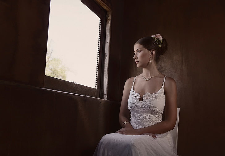mujer, morena, vestido blanco, ventana, sentada, Fondo de pantalla HD