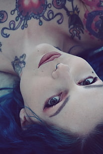 Riae Suicide, piercing, Suicide Girls, mujeres, acostado boca arriba, tatuaje, pantalla de retrato, Fondo de pantalla HD HD wallpaper